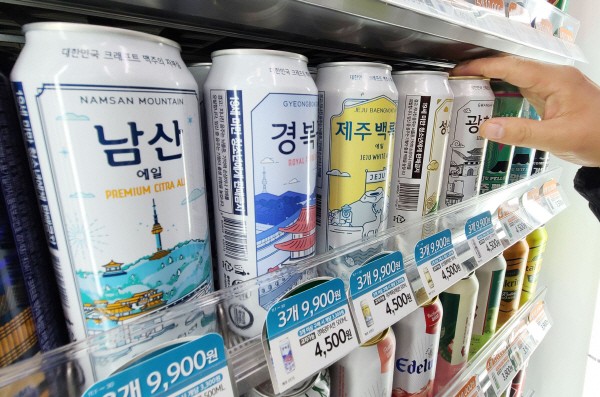 정부의 맥주시장 규제 완화 이후 수제맥주 시장 확대에 따른 소비자 선택권이 늘어난 것으로 나타났다. 편의점 매대에서 소비자가 수제맥주를 고르고 있다. 연합뉴스