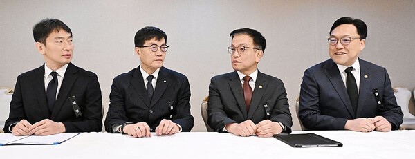 거시경제·금융현안 간담회(F4 회의). 최상목 대통령 권한대행 부총리 겸 기획재정부 장관이 3일 오전 정부서울청사에서 거시경제·금융현안간담회를 하고 있다. 왼쪽부터 이복현 금감원장, 이창용 한국은행 총재, 최 권한대행, 김병환 금융위원장. [제공=기재부]