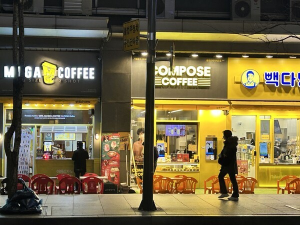 저가 커피 업계가 가격 인상을 고심하고 있다. EBN