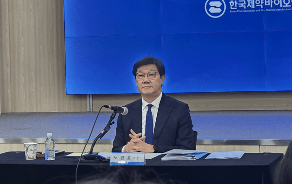 노연홍 한국제약바이오협회 회장은 21일 서울 서초구에 위치한 한국제약바이오협회에서 열린 '2025년 한국제약바이오협회 창립 80주년' 신년 기자간담회에서 올해 전략에 대해 설명하고 있다. [제공=EBN]