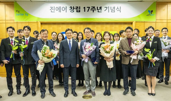 진에어 17주년 창립기념식에서 임직원들이 기념 촬영을 하고 있다.[제공=진에어]