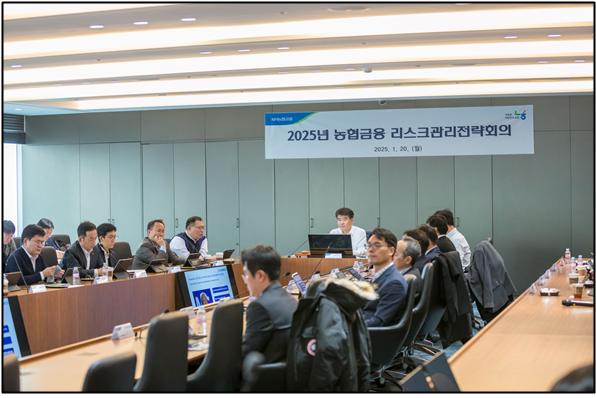 지난 20일,NH농협금융은 서울 여의도 소재 NH투자증권 본사에서 '2025년 농협금융 리스크관리 전략회의'를 개최했다. 양재영 리스크관리부문장이 리스크관리 전략회의를 주재하고 있다.