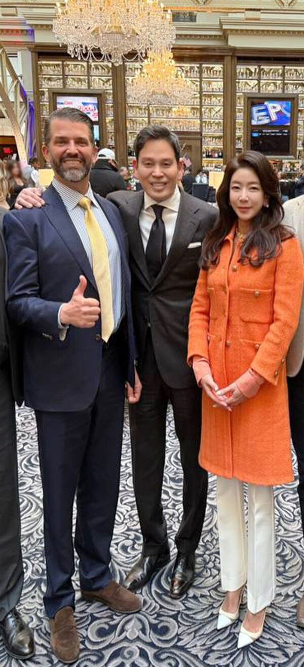 도널드 트럼프 미국 대통령 취임식 참석을 위해 지난 18일(현지시간) 워싱턴을 찾은 신세계그룹 정용진 회장(가운데)이 트럼프 주니어(왼쪽)와 만나 부인 한지희씨(오른쪽)를 소개 후 사진을 찍고 있다. [제공=신세계그룹]