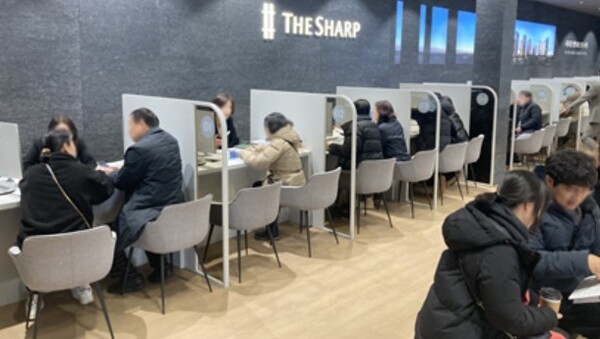 더샵 라비온드 견본주택에서 수요자들이 청약상담을 받고 있는 모습.@포스코이앤씨