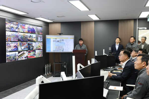 롯데건설 박현철 부회장이 서초구 잠원동 본사에 위치한 AI안전상황센터에서 현장을 점검하고 있다.@롯데건설