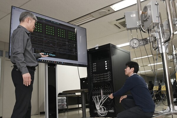 ETRI 연구진이 200Gbps 무선전송 시스템의 성능을 확인하고 있다. [제공=ETRI]