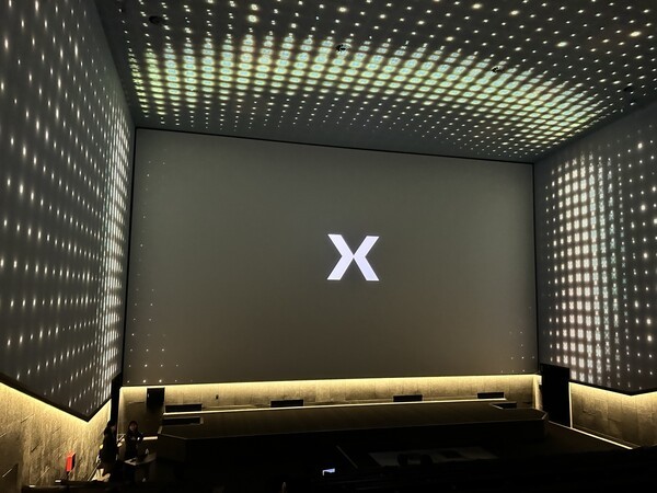 CJ 4DPLEX가 전 세계 최초로 천장으로 스크린을 확장한 '4면 SCREENX관'을 세계 최초로 선보였다. EBN