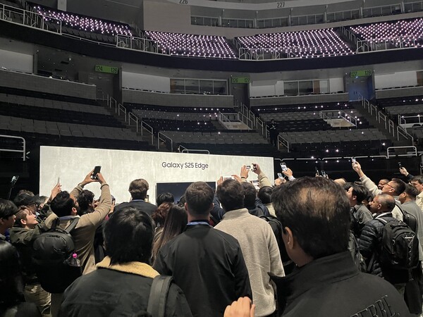 갤럭시 S25 엣지 공개에 모여든 취재진들.[사진=김신혜 기자]
