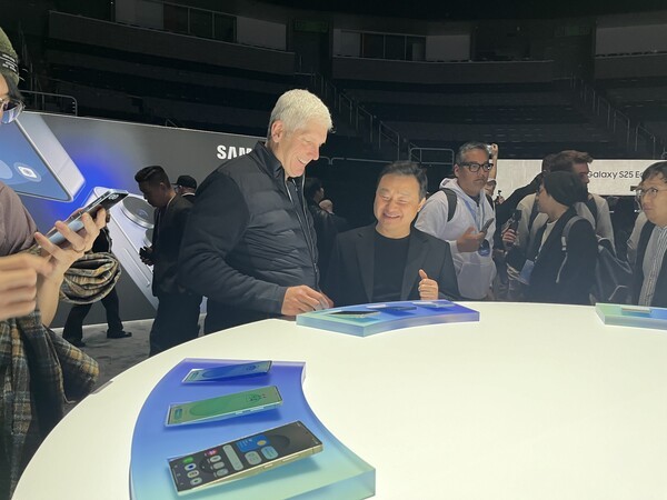 노태문 사장과 릭 오스터로 구글 플랫폼·디바이스 사업 총괄 부사장 .[사진=김신혜 기자]