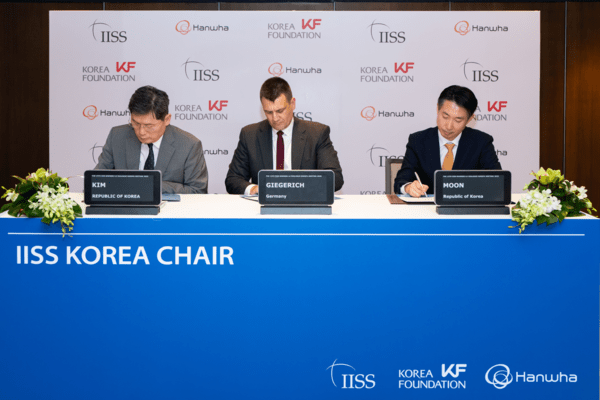 20일 싱가포르 샹그릴라호텔에서 진행된 ‘코리아 체어’ 신설 서명식에서 참석자들이 서명을 하고 있다. (왼쪽부터)김기환 한국국제교류재단(KF) 이사장, 기거리히 국제전략문제연구소(IISS) 소장, 문지훈 한화에어로스페이스 부사장. [출처=한화에어로스페이스]