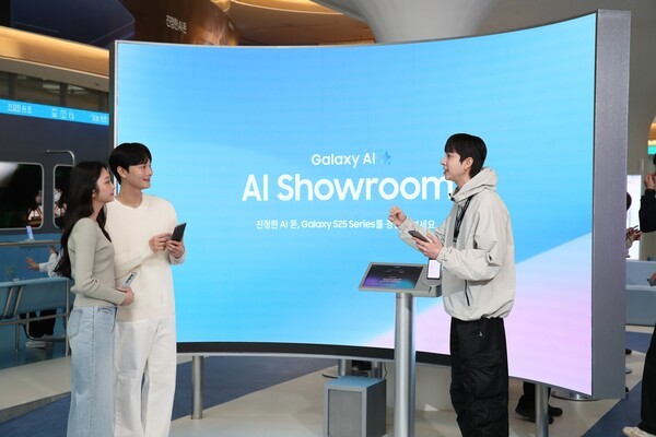 23일 오픈한 서울 영등포구 타임스퀘어 '갤럭시 스튜디오’에서 방문객들이 여러 앱을 사용해야 하는 작업도 한 문장의 명령어로 실행할 수 있는 AI 기능을 체험하는 모습. [제공=삼성전자]