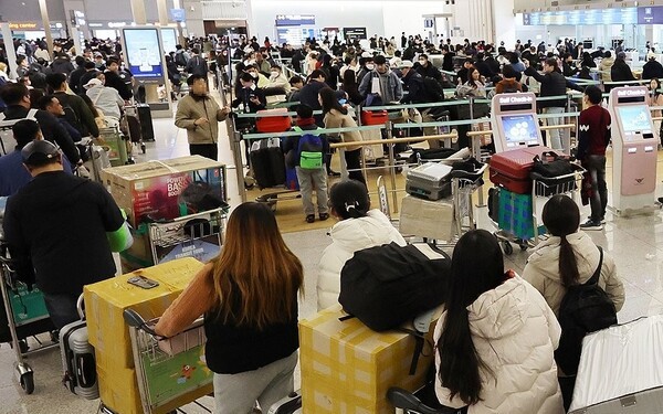 인천국제공항 제1여객터미널 출국장에서 승객들이 탑승 수속을 위해 줄을 서고 있다.[연합]
