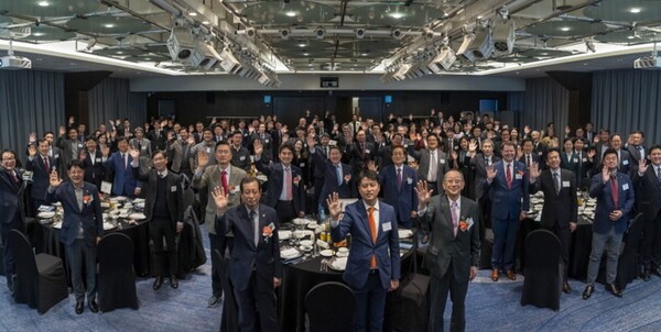 부산한일친선협회가 지난 23일 파라다이스 호텔 부산 카프리룸에서 '2025년 신년회'를 개최하고 한일 관계 발전을 위한 새로운 비전을 제시했다. 행사에 참여한 양국 주요 인사들이 기념 촬영을 하고 있다. [제공=부산한일친선협회]