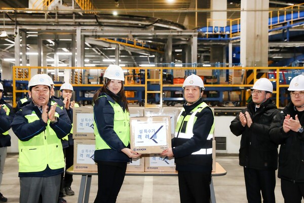 조현민 한진 사장이 동서울 허브터미널 설 특수기 현장 점검 후 사진 촬영을 하고 있다.[제공=한진]