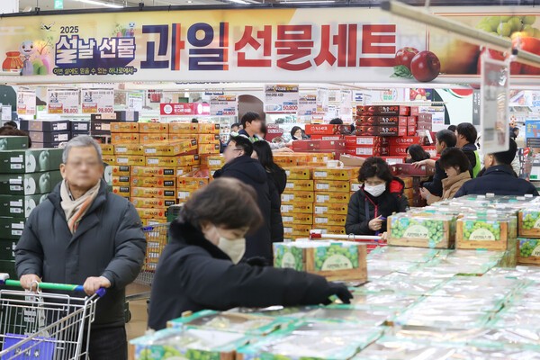 고물가 부담으로 설 명절 성수품과 선물 소비심리가 위축된 19일 서울의 한 대형마트에서 시민들이 과일을 둘러보고 있다. 연합뉴스