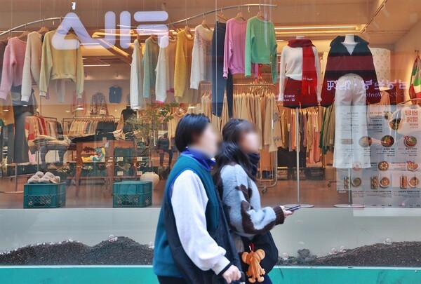 내수진작을 위한 임시공휴일 지정에도 소상공인들의 영업 실적은 나아질 가능성이 낮게 전망되고 있다. 연합뉴스