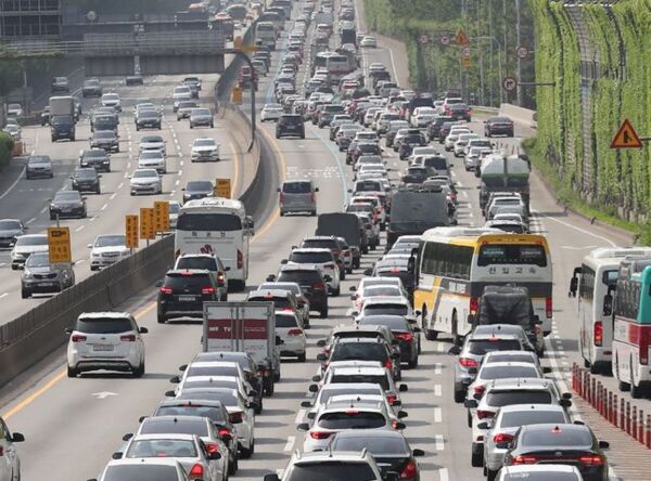 ▶ 고속도로 정체가 이어지고 있다. 연합뉴스