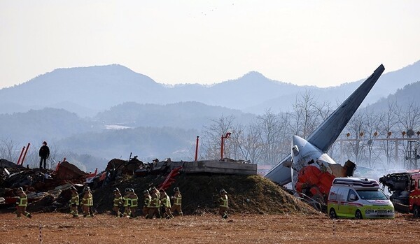지난달 29일 전남 무안국제공항에서 발생한 제주항공 여객기 사고와 관련해 소방당국이 구조 작업을 진행하고 있다. [사진=연합뉴스]