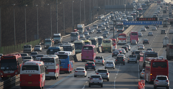 ▶ 올 설 연휴 귀성길에 오른 차량들의 모습.ⓒ연합뉴스