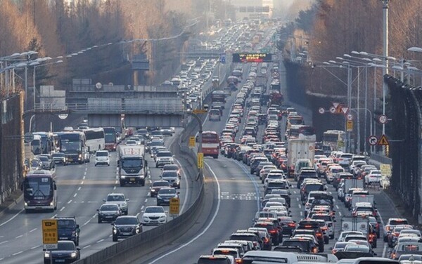 설 연휴 둘째 날인 26일 오전, 전국 고속도로는 비교적 원활한 흐름을 보이고 있으나 일부 구간에서는 정체가 발생하고 있다. [제공=연합]