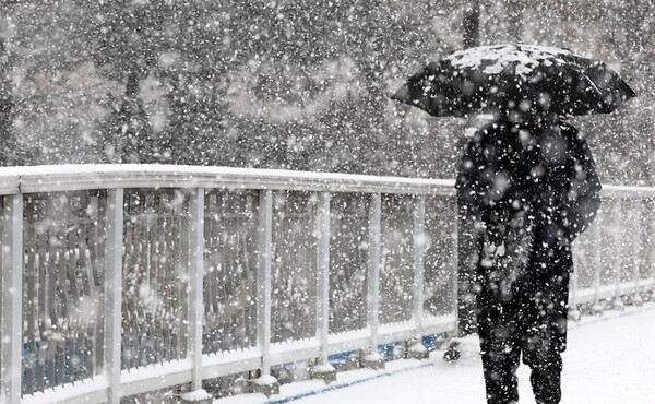 임시공휴일인 27일부터 28일까지 이틀간에만 강원내륙과 전북동부에 최대 30㎝, 수도권에 최대 25㎝ 이상 적설이 예보됐다. [제공=연합]
