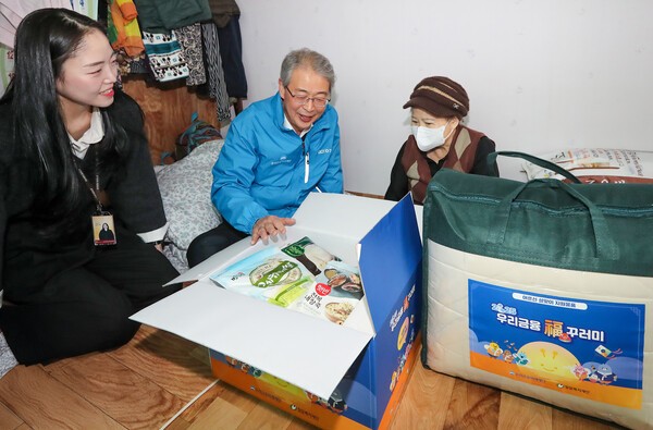지난 20일 서울 중구의 한 독거노인 가구를 찾은 임종룡 우리금융그룹 회장이 지원 물품을 설명하고 있다. [사진=우리금융그룹]