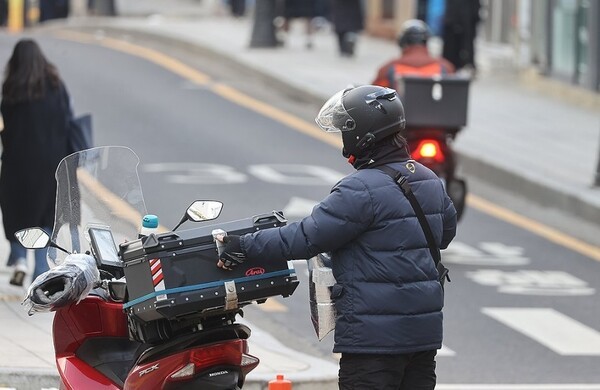 배달 기사 등 인적용역 제공자에게 환급된 세금이 2021년부터 3년간 꾸준히 증가추세를 보인 것으로 나타났다. [제공=연합]