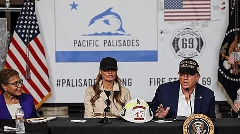 LA서 공무원들과 간담회 하는 트럼프 대통령 내외 [제공=연합]