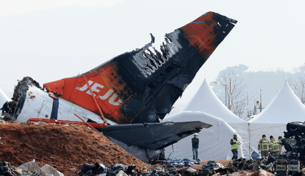 지난 14일 사고 현장 수색하는 당국 [제공=연합]