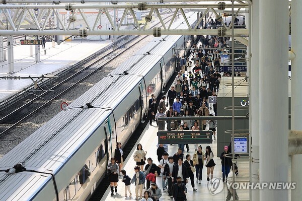 서울역에서 하차한 KTX 이용객들.@연합뉴스