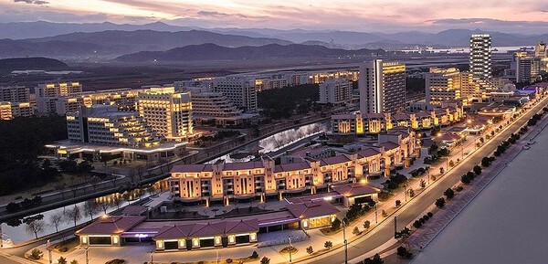 김정은 북한 국무위원장이 지난달 29일 완공된 갈마해안관광지구(원산시)의 준공한 여러 호텔들과 부대시설들을 돌아보았다고 조선중앙통신이 당시 보도했다. 시찰에는 북한의 새총리로 임명된 박태성과 딸 주애 등이 동행했다. 통신은 갈마 해안관광지구가 내년 6월부터 운영한다고 보도했다. [제공=연합뉴스]