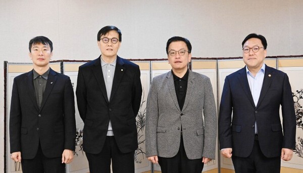 최상목 대통령 권한대행 부총리 겸 기획재정부 장관이 30일 서울 종로구 정부서울청사에서 '거시경제·금융현안 간담회'에 앞서 이창용 한국은행 총재와 대화를 나누고 있다. 왼쪽부터 이복현 금감원장, 이창용 한국은행 총재, 최상목 권한대행, 김병환 금융위원장 [제공=기재부]