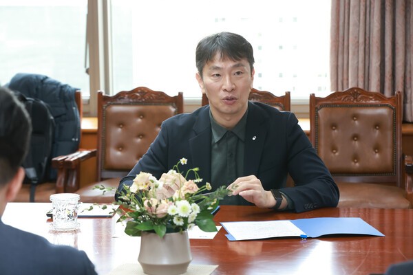 이복현 금융감독원장도 FOMC 회의 종료 후 금감원에서 금융상황 점검회의를 열어 지금의 고금리 기조가 예상보다 장기화할 수 있다고 판단했다. 대출 동향이나 채권 발행 등 기업 자금조달 실태를 종합 점검할 것을 당부했다. [제공=금감원]