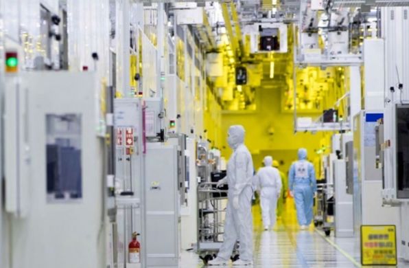 삼성전자 반도체 생산라인 내부 [출처=삼성전자]