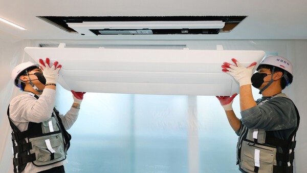 '삼성 인테리어핏 키트'를 활용해 비스포크 무풍 시스템에어컨을 설치하고 있다. [출처=삼성전자]
