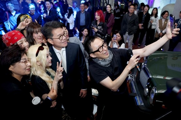 서울 성동구는 지난해 10월 7일부터 13일까지 성수동 전역에서 문화기술(CT) 페어인 글로벌 문화산업창조축제 ‘크리에이티브X성수’를 개최했다. 사진은 정원오(오른쪽 두 번째) 성동구청장이 CT 페어 개막식에 참석한 모습. 성동구