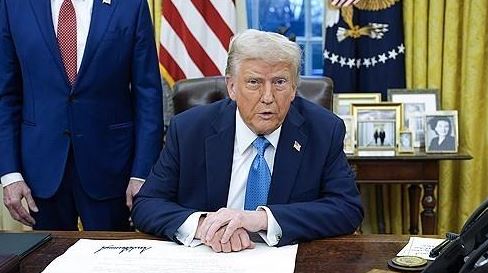 행정명령 서명하는 트럼프 [출처=연합]
