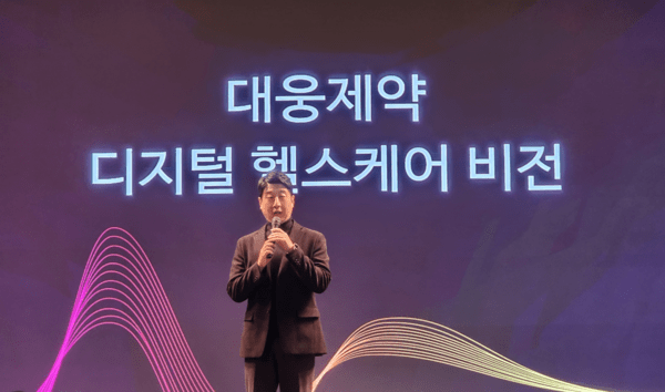 조병하 대웅제약 사업부장이 3일 서울 종로구 JW메리어트 동대문 스퀘어 서울에서 열린 '대웅제약 간담회'에서 헬스케어 성과와 비전에 대해 발표하고 있다. [출처=EBN]