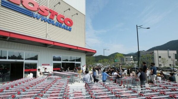 미국계 회원제 대형마트 코스트코 김해점이 25일 경남 김해시 주촌면에 문을 열자 시민들이 길게 줄을 서 입장을 기다리고 있다. [출처=연합]