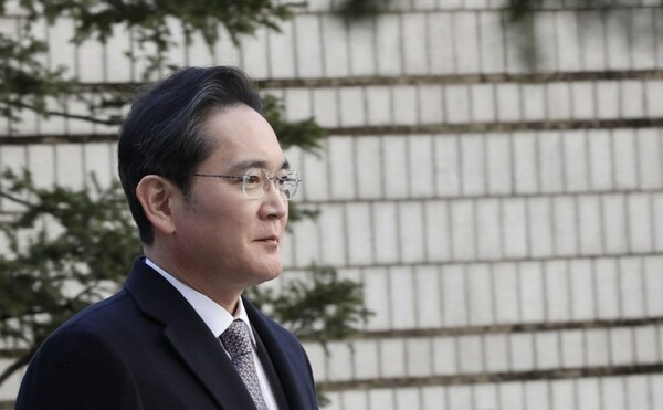 이재용 삼성전자 회장이 3일 오후 서초구 서울고법에서 열린 부당합병·회계부정 혐의 항소심 선고공판에 출석하고 있다. [출처=연합뉴스]