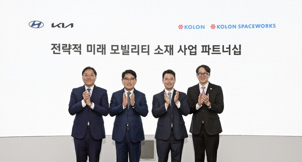 코오롱과 현대차·기아는 3일 경기 화성시 소재 현대차·기아 기술연구소에서 코오롱스페이스웍스에 대한 ‘전략적 미래 모빌리티 소재 사업 파트너십’을 체결했다. (오른쪽부터)안상현 코오롱스페이스웍스 대표이사, 이규호 코오롱그룹 부회장, 양희원 현대차·기아 R&D 본부장(사장), 김창환 현대차·기아 전동화에너지솔루션 부문 부사장이 체결식에서 기념촬영을 하고 있다.[출처=코오롱]