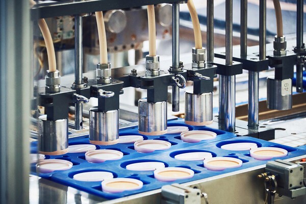 글로벌 화장품 ODM(연구·개발·생산) 기업 코스맥스가 미국 식품의약국(FDA)으로부터 제조시설 및 품질관리시스템에 대한 적합 승인을 받았다. [출처=코스맥스]