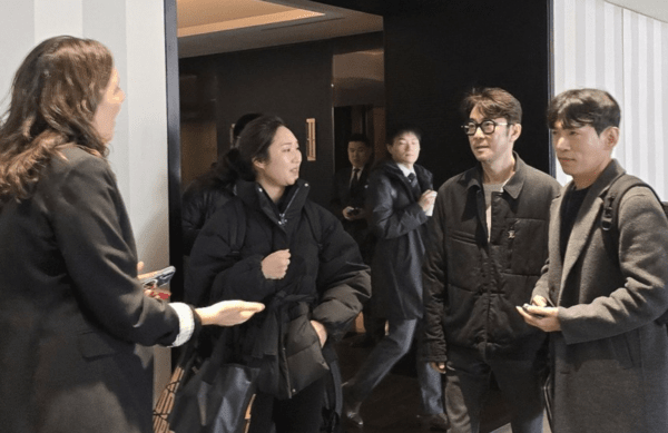 김창한 크래프톤 대표가 4일 중구 더 플라자 호텔 서울에서 열린 오픈AI 비공개 워크숍 '빌더랩'에 참석한 샘 올트먼 최고경영자(CEO)를 만나러 가고 있다. [출처=연합뉴스]