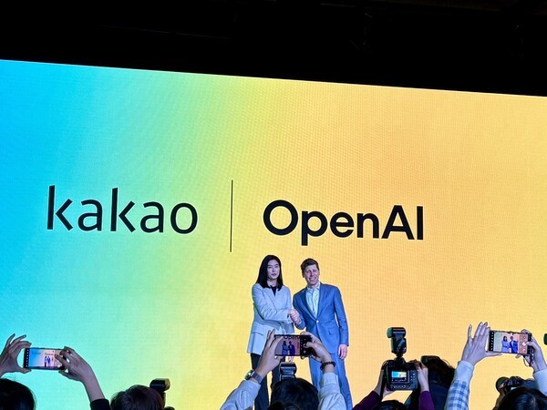 정신아 카카오 대표(좌)와 샘 올트먼 오픈AI CEO가 4일 서울 중구 더플라자 호텔에서 악수하고 있다. [출처=EBN 김채린 기자]