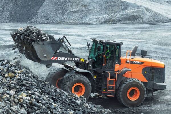 ▶ HD현대인프라코어가 최근 사우디아라비아에 수주한 대형휠로더(DL420A-7M).  [제공=HD현대인프라코어]