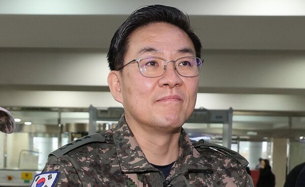 윤석열 대통령 탄핵심판의 핵심 증인으로 출석한 이진우 전 육군 수도방위사령관이 관련된 국회 측 질문에 대해 대부분 답변을 거부했다. [출처=연합]