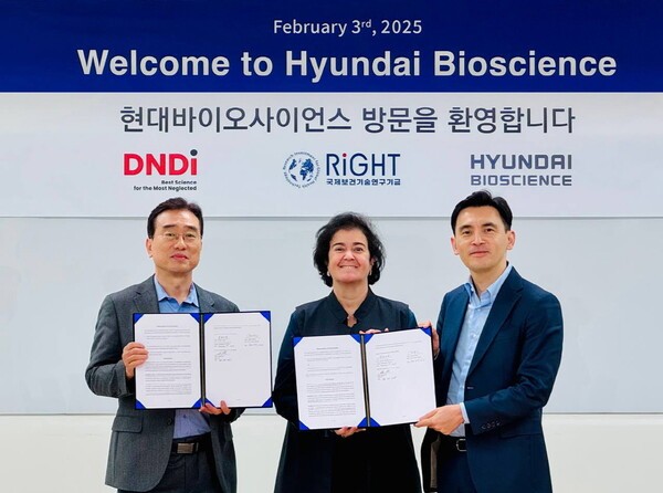 왼쪽부터 오상기 현대바이오사이언스 대표, 이사벨라 히베이로 DNDi 바이러스 질환 클러스터 디렉터, 다이스케 이모토 DNDi 비지니스 개발 및 제휴 관리 디렉터. [제공= 현대바이오]