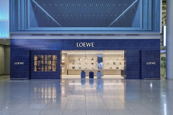 신라면세점은 인천국제공항에 LVMH그룹의 스페인 럭셔리 브랜드 ‘로에베(LOEWE)’ 매장을 오픈한다. [출처=신라면세점]