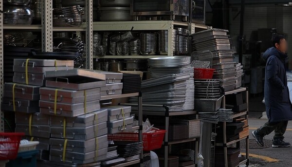 지난해 고용원이 없는 영세 자영업자인 이른바 '나홀로 사장님'이 6년 만에 감소했다. [출처=연합]