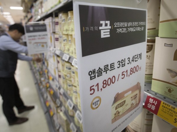 국내 기업들의 시장 점유율이 지속적으로 하락하고 있지만 수입 분유의 의존도는 높아지고 있다. [출처=연합뉴스]